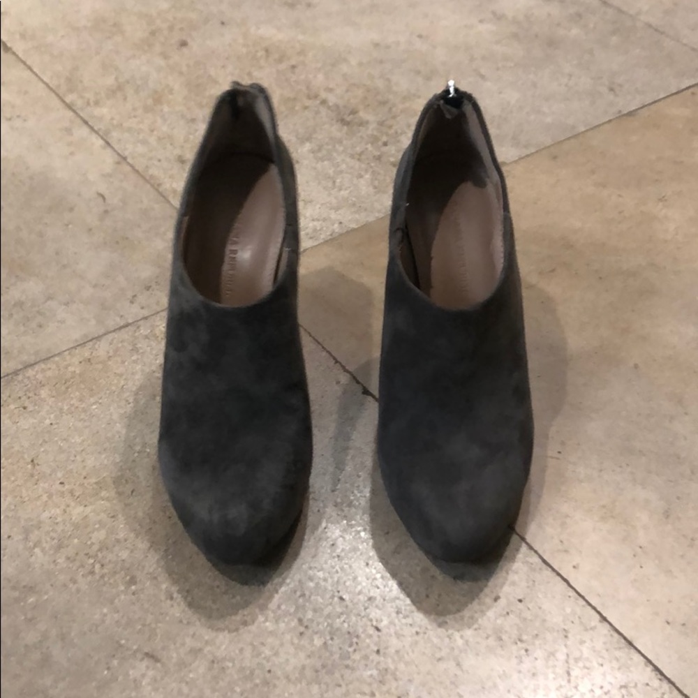 Gorgeous Banana Republic Grey side heel booties.